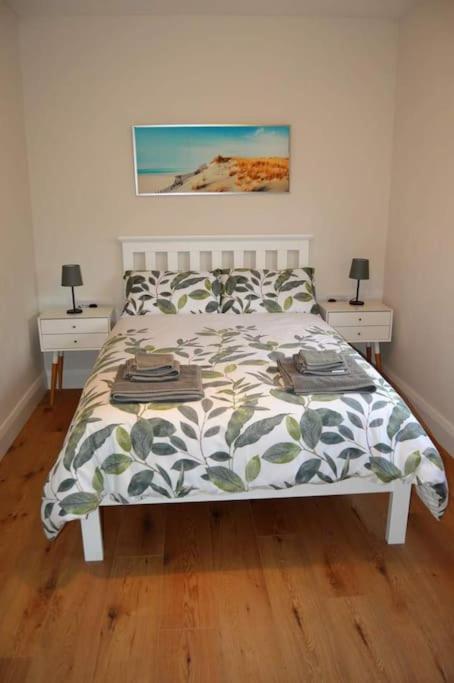 Twin Lake View - Bungalow In Pontoon Foxford Esterno foto