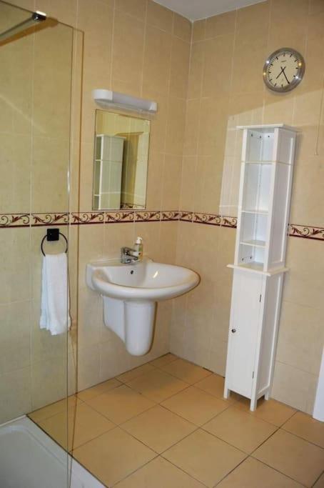Twin Lake View - Bungalow In Pontoon Foxford Esterno foto